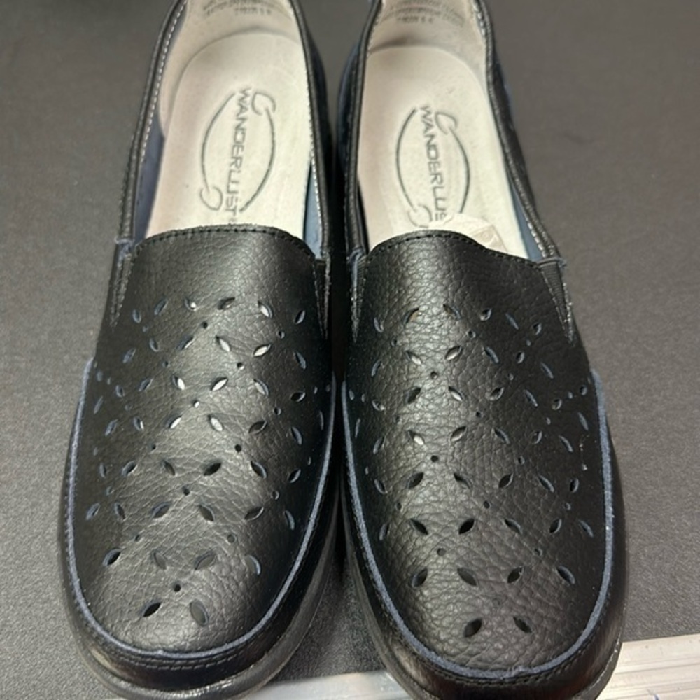 Wanderlust women’s Black slip on genuine Leather Loafers size 9N